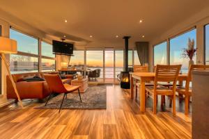 a living room with a table and chairs and a fireplace at Floatinghouse Mein Lieblingsboot in Ribnitz-Damgarten