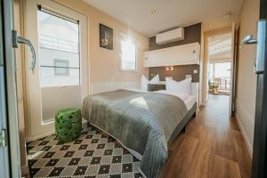 a bedroom with a bed and a window at Floatinghouse Seeblick - LP7 in Vetschau