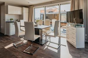 a dining room with a table and chairs and a television at Floatinghouse Möwe 4 - LP4 in Vetschau +13 photos