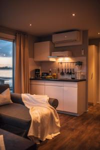 a living room with a couch and a kitchen at Floatinghouse Möwe 4 - LP4 in Vetschau