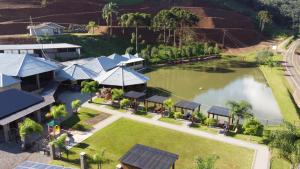 Luftaufnahme eines Ferienresorts mit Teich in der Unterkunft Hotel Cantuccio in Arroio Trinta