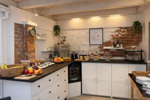 a kitchen with a counter with fruits on it at Casa di Mirea in Grado