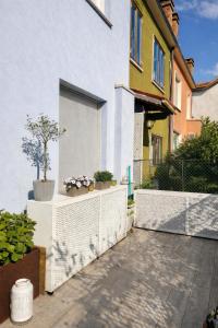 a white fence with potted plants on it next to a house at Casa di Mirea in Grado