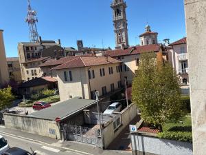 a view of a city with a clock tower and a building at Bagaini Urban Flat in Varese
