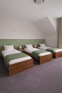 two beds sitting in a room with at Hotel Golf Bitozeves in Bitozeves