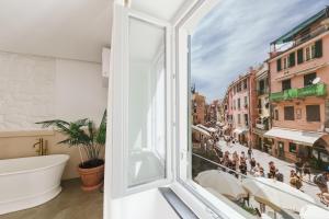 una finestra aperta con vista su una strada cittadina di Scarlet Apartment Vernazza Heart a Vernazza