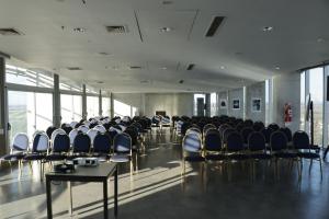 a row of chairs in a room with windows at Hotel UNL-ATE in Santa Fe +64 photos