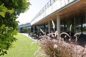 a group of tables and chairs in front of a building at Hotel UNL-ATE in Santa Fe