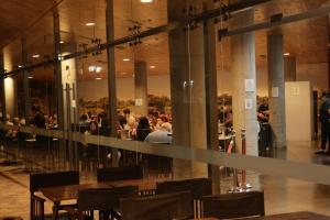 a group of people sitting at tables in a building at Hotel UNL-ATE in Santa Fe