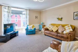 a living room with a couch and a television at Host & Stay - Llanberis Flat in Llanberis