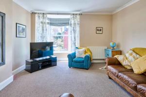 a living room with a couch and a television at Host & Stay - Llanberis Flat in Llanberis