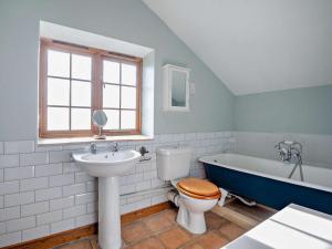 a bathroom with a sink and a toilet and a tub at 3 Bed in Tywyn oc-dy021 in Tywyn +18 photos