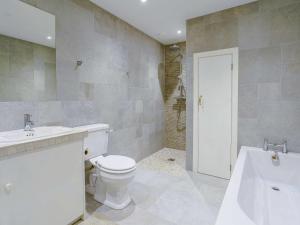 a bathroom with a toilet and a sink and a tub at 2 Bed in Cowbridge oc-88000 in Llandow +20 photos