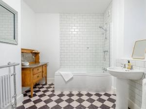 a bathroom with a tub and a sink and a toilet at 7 Bed in Machynlleth oc-77466 in Aberllefenni +25 photos