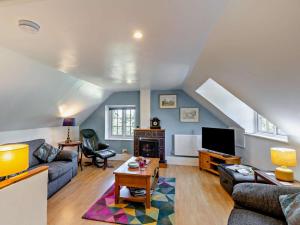 a living room with a couch and a tv at 2 Bed in Caernarfon oc-56989 in Clynnog-fawr