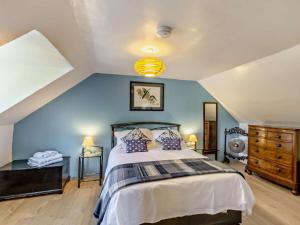 a bedroom with a bed and a blue wall at 2 Bed in Caernarfon oc-56989 in Clynnog-fawr