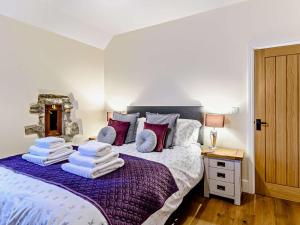 a bedroom with a bed with towels on it at 1 Bed in Kilgetty oc-59667 in Yerbeston