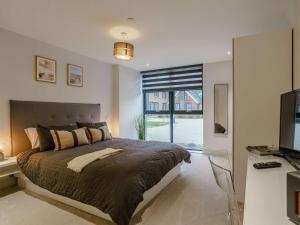a bedroom with a bed and a desk and a television at 2 Bed in Porthcawl oc-89696 in Porthcawl