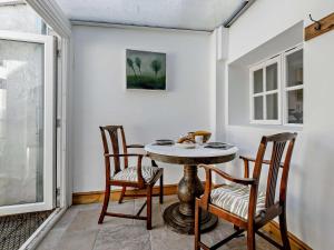 a dining room with a table and chairs at 1 Bed in Barnstaple oc-91612 in Bishops Tawton