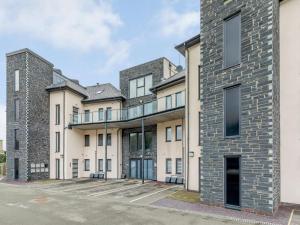 an exterior view of an apartment building at 2 Bed in Y Felinheli oc-86260 in Y Felinheli