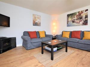 a living room with two couches and a coffee table at 2 Bed in Tiverton oc-shayn in Huntsham