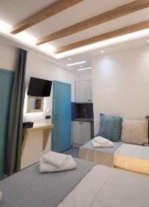 a large room with two beds and a kitchen at Casa Elezi in Koufonisia