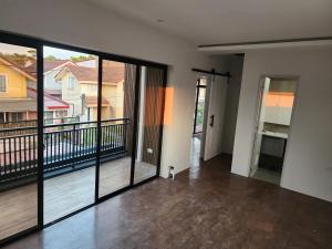 ein leeres Zimmer mit Balkon und Glasschiebetüren in der Unterkunft Casa Matiu in Antipolo