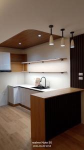 eine Küche mit Spüle und Arbeitsplatte in der Unterkunft Casa Matiu in Antipolo