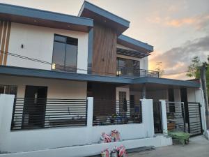 Ein Haus mit Balkon und Sonnenuntergang im Hintergrund in der Unterkunft Casa Matiu in Antipolo