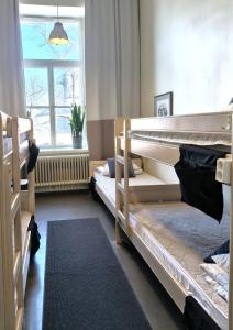 zwei Etagenbetten in einem Zimmer mit Fenster in der Unterkunft Hostel Suomenlinna in Helsinki
