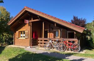 two bikes parked in front of a log cabin at Blockhaus Noffke in Stamsried