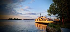 Ein großes gelbes Boot liegt im Hafen. in der Unterkunft Hostel Suomenlinna in Helsinki