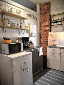 eine Küche mit Mikrowelle und Herd in der Unterkunft Hostel Suomenlinna in Helsinki