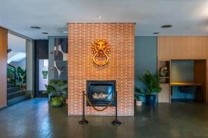 a brick wall with a fireplace in a lobby at Posadas de España Pinto in Pinto