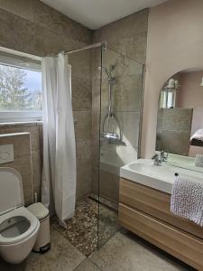 ein Badezimmer mit Dusche, Toilette und Waschbecken in der Unterkunft Forest Mood in Braine-le-Château + 14 Fotos