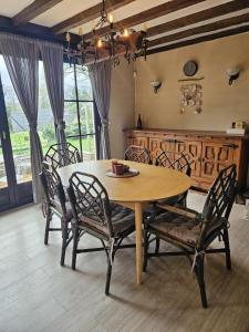 ein Esszimmer mit einem Holztisch und Stühlen in der Unterkunft Forest Mood in Braine-le-Château