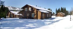 a house with snow on the ground in front at PUUSTILANRANTA 4 A (5 mh) in Tahkovuori