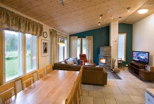 a living room with a couch and a fireplace at PUUSTILANRANTA 4 A (5 mh) in Tahkovuori