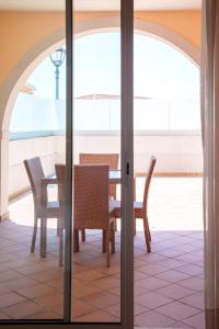 a dining room with a table and chairs at Vila da Praia 462-C01 in Óbidos