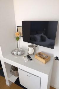 a white desk with a tv on top of it at Casa di Mirea in Grado
