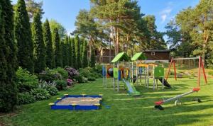 ein Spielplatz in einem Garten mit effizienten in der Unterkunft Białe Brenno in Brenno