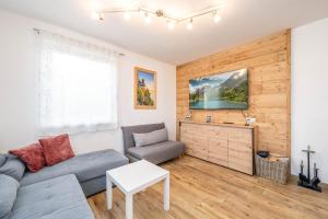 a living room with a couch and a table at Appartement Franz Josef - by myNests in Aich