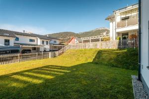a yard of a house with a fence at Appartement Franz Josef - by myNests in Aich