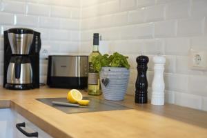 a cutting board with a lemon and a bottle of wine at Ferienwohnung Zweites Zuhause in Büsum
