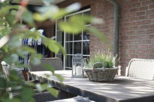 a table with chairs and a basket of plants on it at Ferienwohnung Zweites Zuhause in Büsum