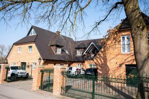 a large brick house with a black roof at Ferienwohnung Elster in Stade