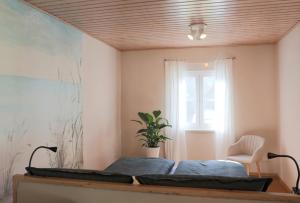 a bedroom with a bed and a window at Häuschen im Grünen in Bansin