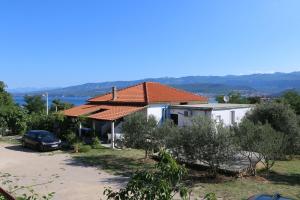 dom z samochodem zaparkowanym przed nim w obiekcie Apartment in Silo - Insel Krk 13555 w mieście Šilo