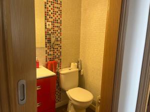 a small bathroom with a toilet and a sink at Apartment - Ampolla in L'Ampolla