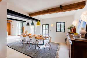 a kitchen and dining room with a table and chairs at Contemporary bastide in Aix in Aix-en-Provence